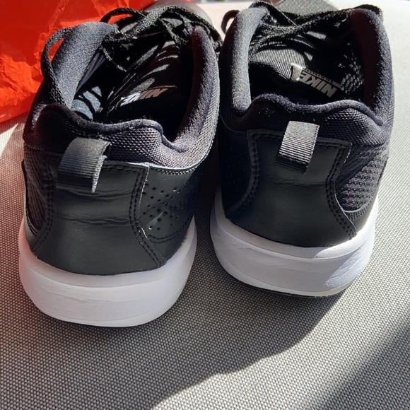 Nike Men's Legend Trainer Shoes Black White 10.5 - Picture 2 of 7